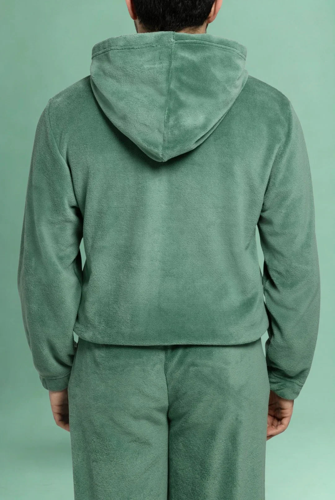 Vue de dos du sweat vert signature en Coraline, coupe ample et confortable pour la détente à la maison.