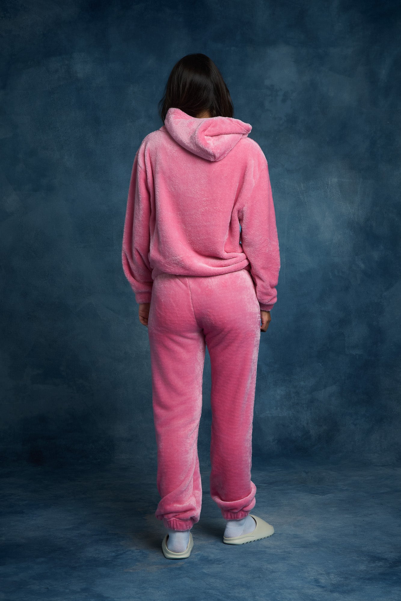 Gros plan sur la manche du sweat confortable rose, confectionné en Coraline exclusive.