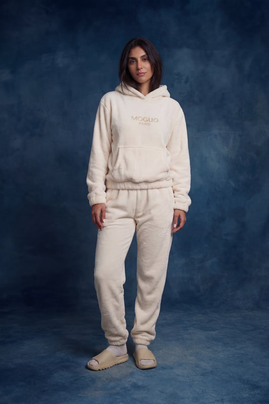 Sweat crème Coraline : douceur et moelleux du tissu homewear ultra confortable.
