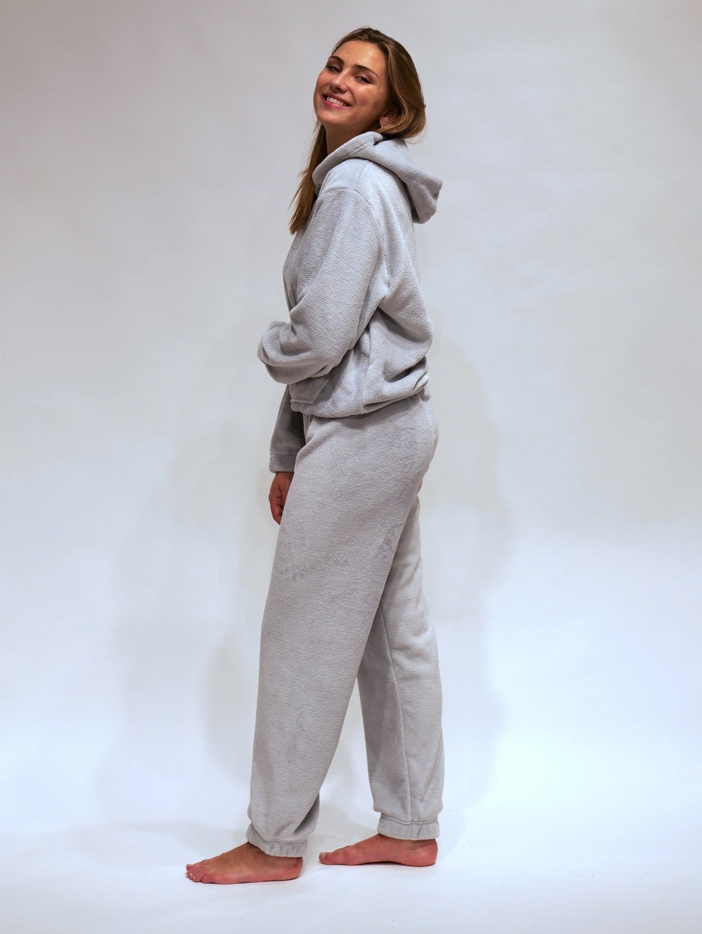 Gros plan sur la taille élastique et le cordon de serrage du pantalon d'intérieur luxe gris.