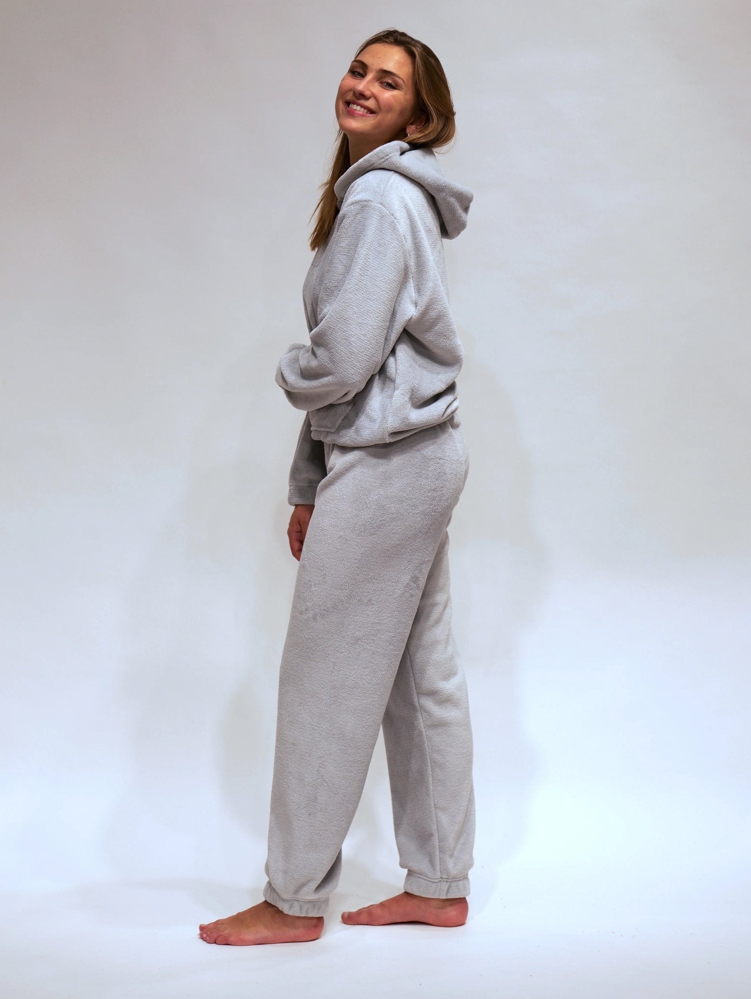 Gros plan sur la taille élastique et le cordon de serrage du pantalon d'intérieur luxe gris.