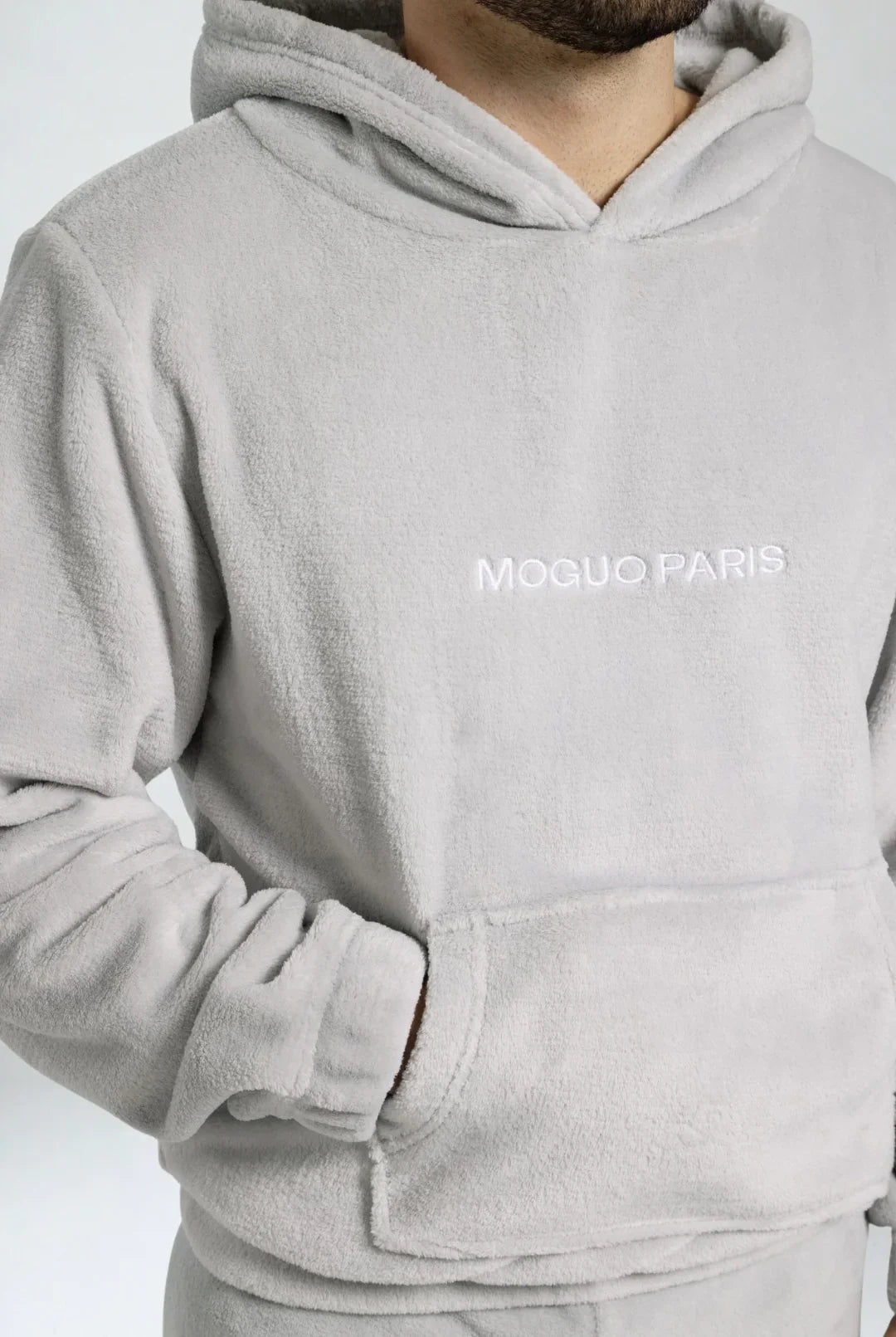 Vue de profil du pantalon pilou pilou gris Signature, montrant sa coupe ample et confortable.