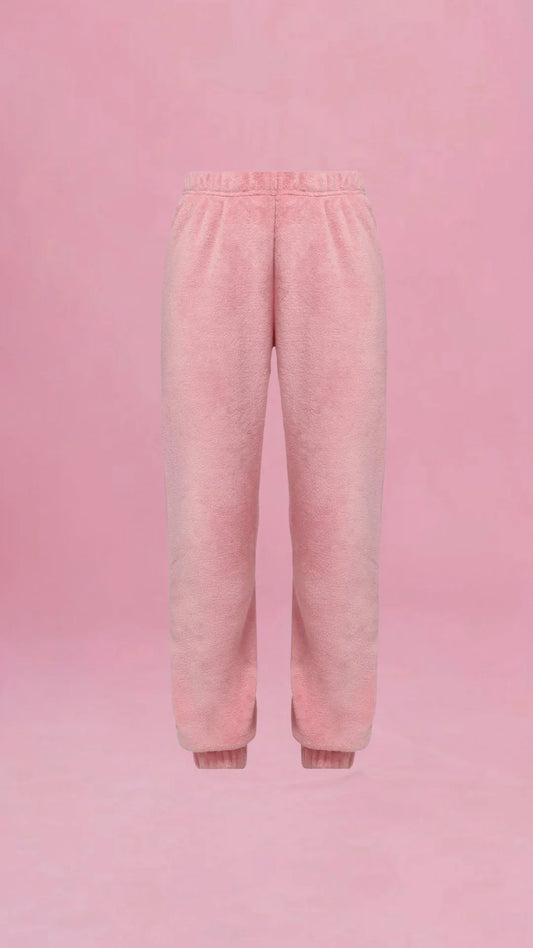 Mannequin femme en pantalon d'intérieur rose Pilou Pilou Signature de Moguo Paris, pose détente.