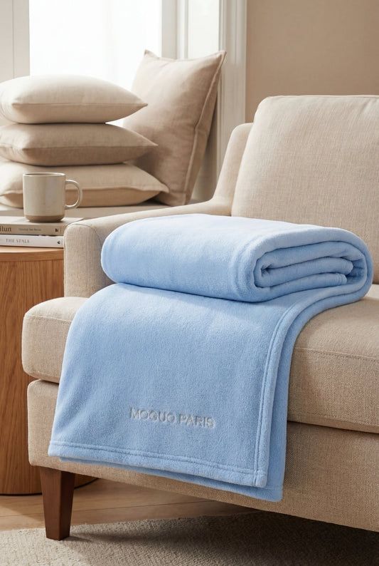 Détail de la texture douce du plaid en coraline bleu ciel Moguo Paris.