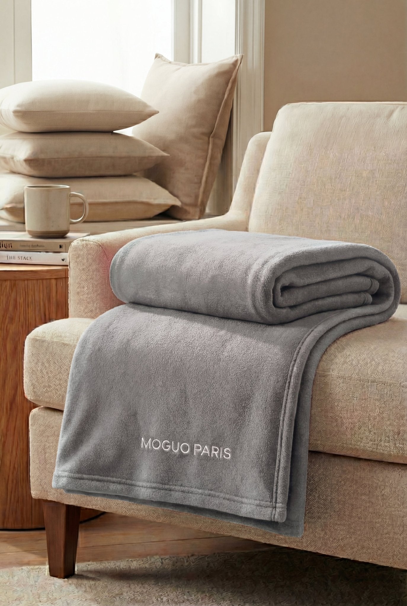 Détail doux de la texture pilou pilou du plaid en coraline gris luxe Moguo Paris.