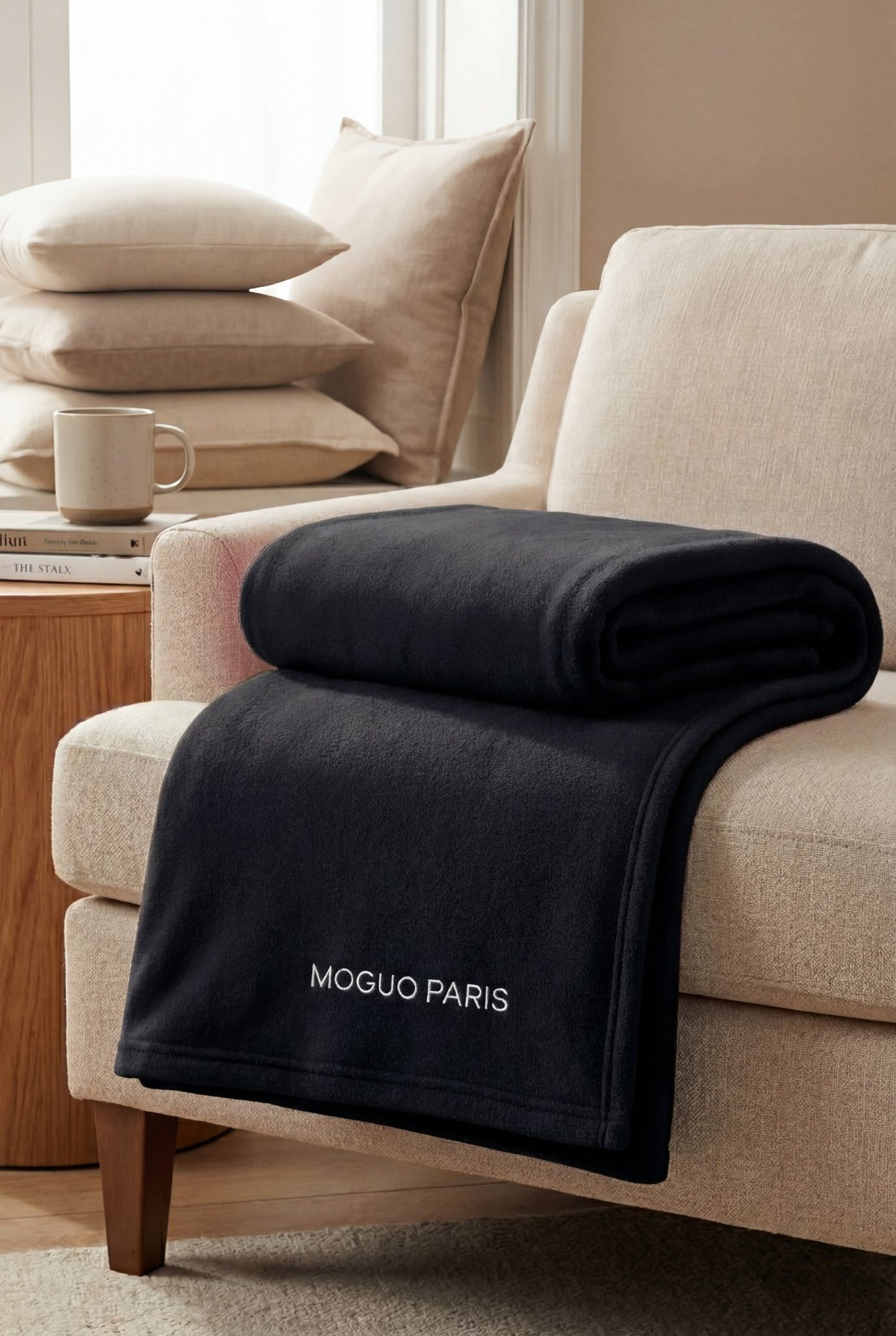 Gros plan sur la texture douce et luxueuse du plaid polaire noir en coraline.