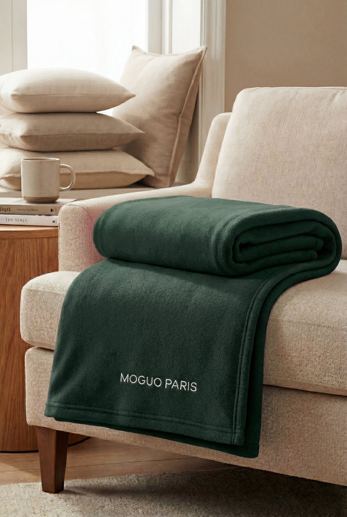 Détail de la texture douce et moelleuse du plaid en coraline vert profond.