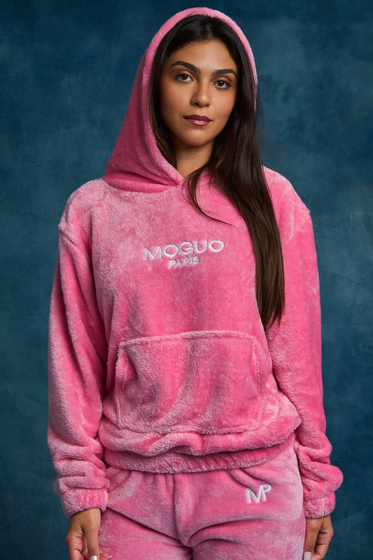 Mannequin femme portant le sweat cocooning rose en Coraline de Moguo Paris.
