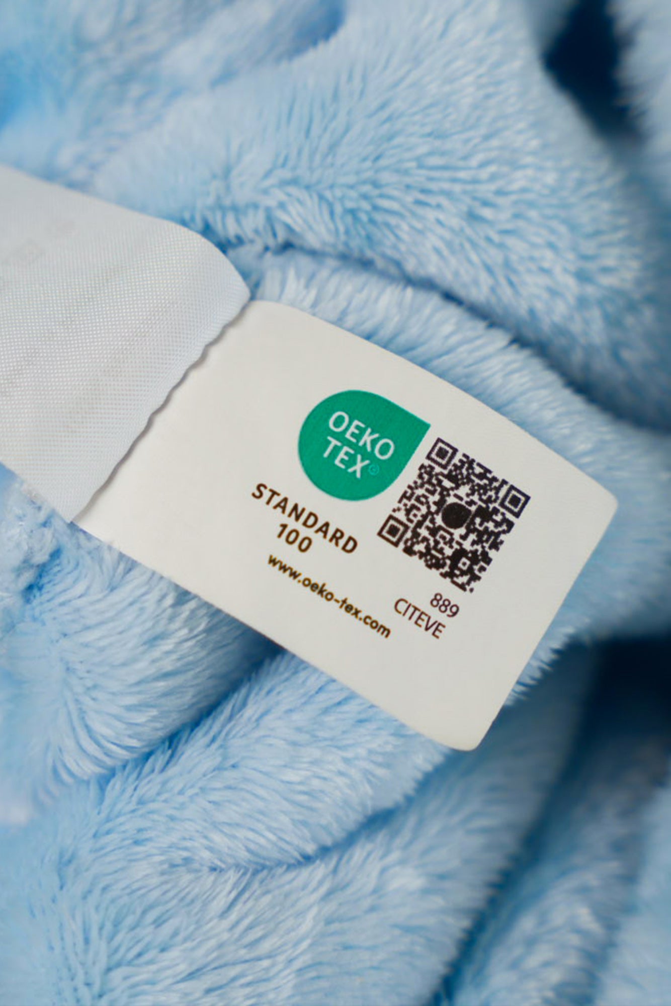 Ambiance cocooning avec le sweat homewear luxe bleu ciel porté à la maison.