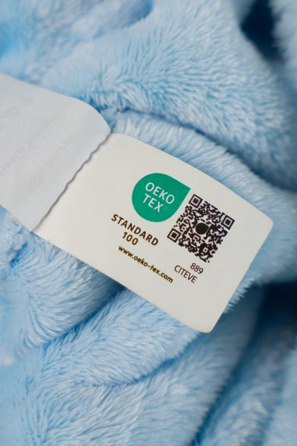 Ambiance cocooning avec le sweat homewear luxe bleu ciel porté à la maison.