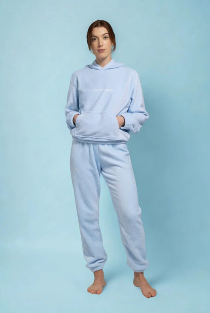 Jeune enfant portant le sweat pilou pilou Coraline bleu, une tenue d'intérieur confortable signée Moguo Paris.