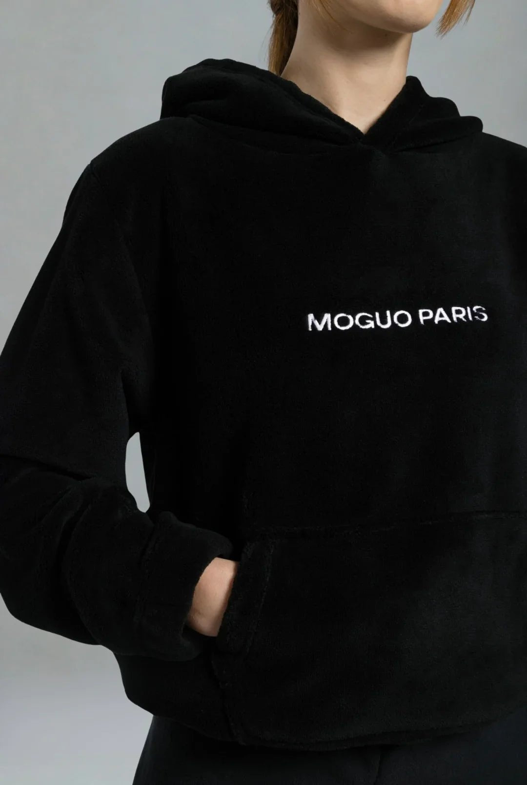 Vue de dos du sweat ample noir pour une tenue d'intérieur cocooning.