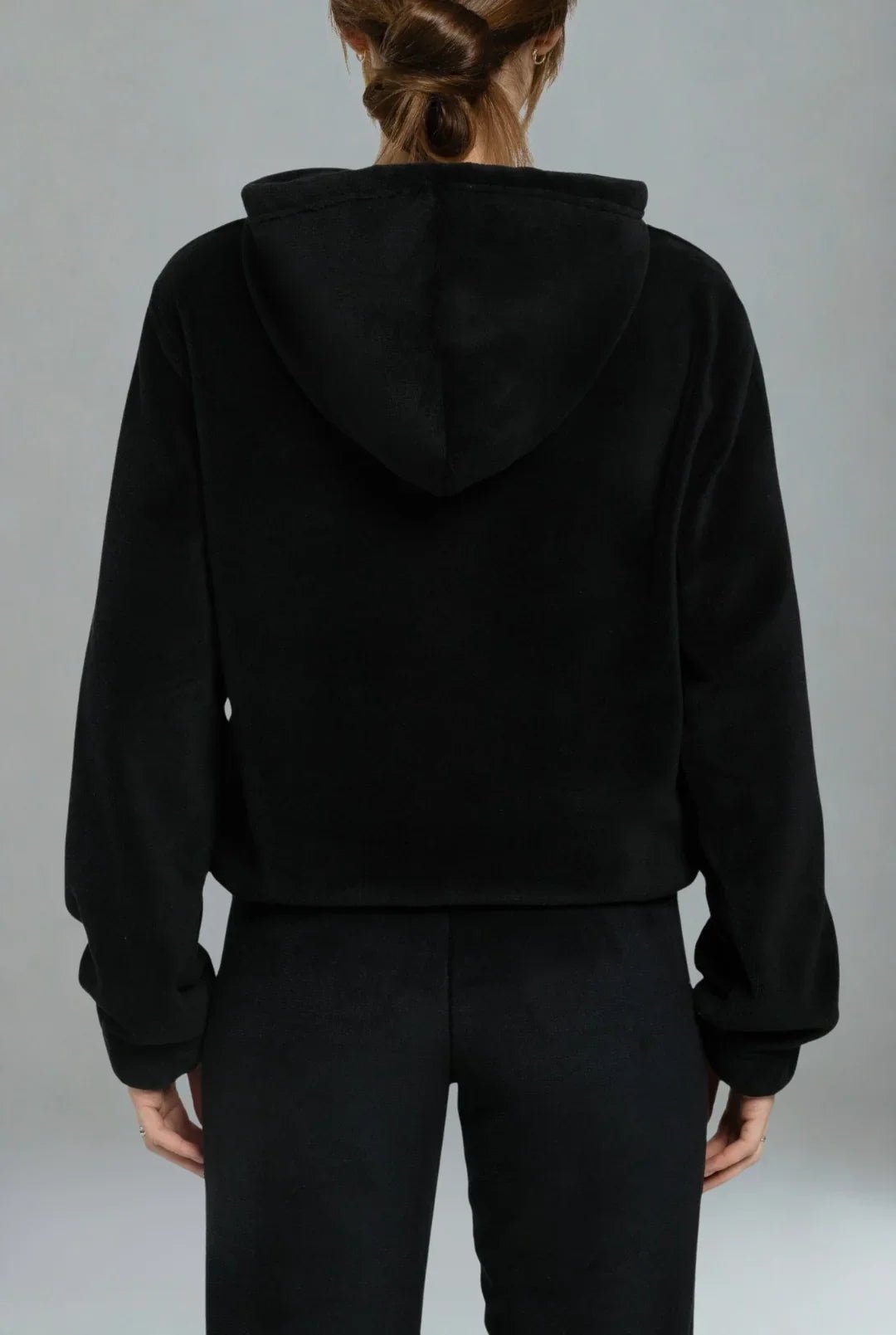 Femme se relaxant avec le sweat Signature noir en Coraline ultra-douce.