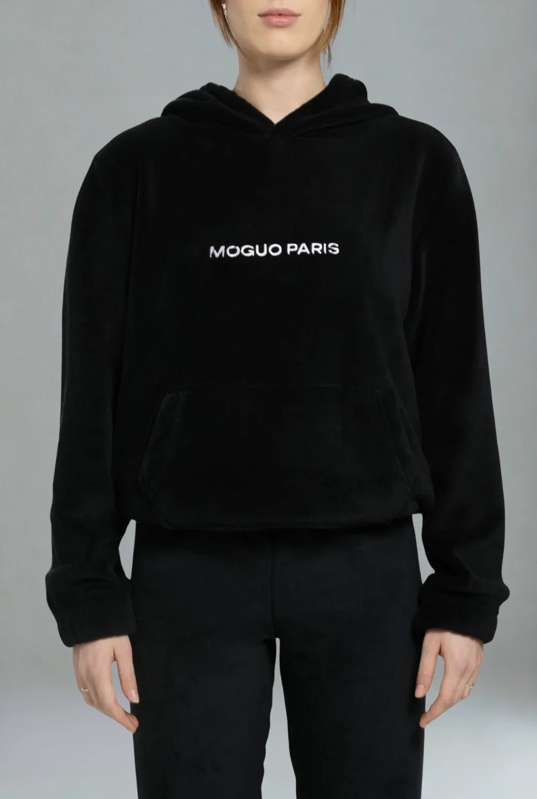 Détail de la texture douce du sweat Pilou Pilou noir en maille Coraline.